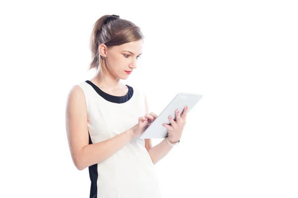 Zakenvrouw controleren een tablet — Stockfoto