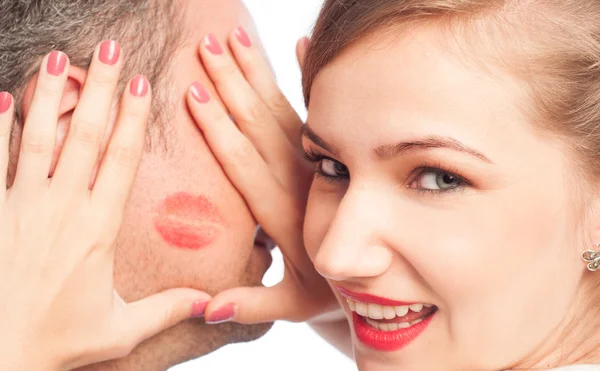 Mujer enmarcando el beso lápiz labial en una cara de hombre — Foto de Stock