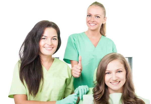 Vänliga tandläkare kvinna, patienten och assistent — Stockfoto