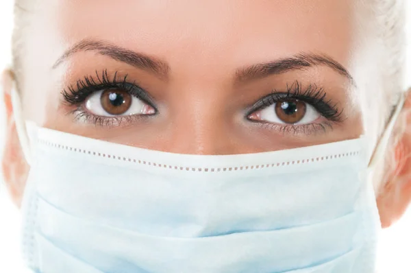 Primer plano de los ojos del asistente de dentista con máscara —  Fotos de Stock