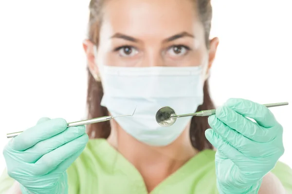 Tandläkare kvinna visar hennes professionella verktyg — Stockfoto