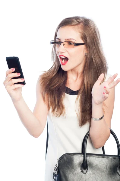 Affärskvinna agerar förvånad samtidigt kontrollera smartphone — Stockfoto