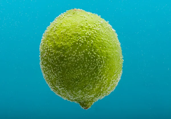 Lime in water with bubbles — Stock Photo, Image