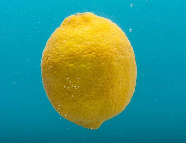 Yellow lemon in water — Stock Photo, Image