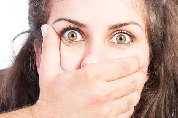 Mann bedeckt den Mund eines verängstigten Mädchens — Stockfoto