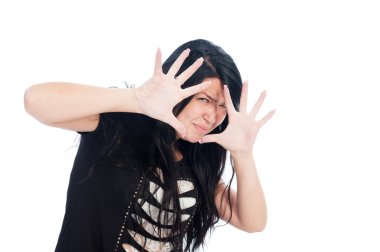 Esmer kız korkmuş davranıyorsun