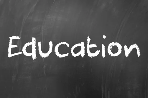 Bildungswort mit weißer Kreide auf Schultafel geschrieben — Stockbild Bildung — Stockfoto