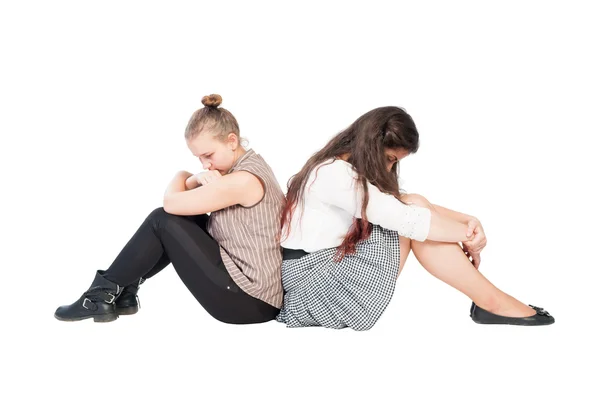 Verärgerte Mädchen sitzen Rücken an Rücken — Stockfoto