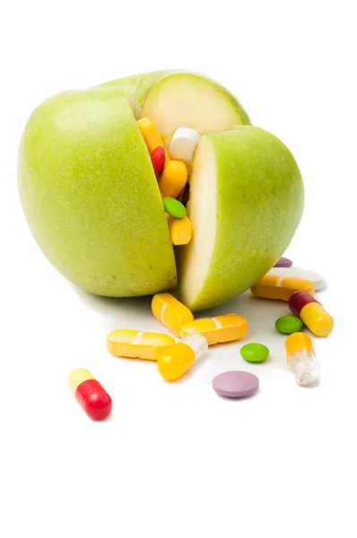 青苹果装满毒品的概念 — 图库照片