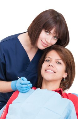 Güzel kadın diş hekimi ve gülümseyen Bayan hasta