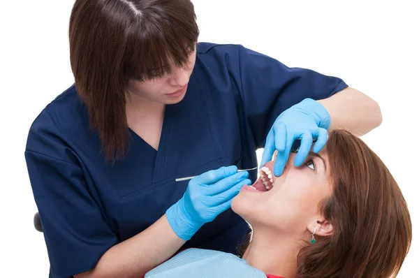 Paciente feminina em cadeira de consultório odontológico — Fotografia de Stock