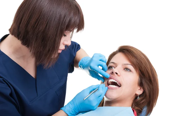 Dentiste féminine effectuant un examen oral — Photo