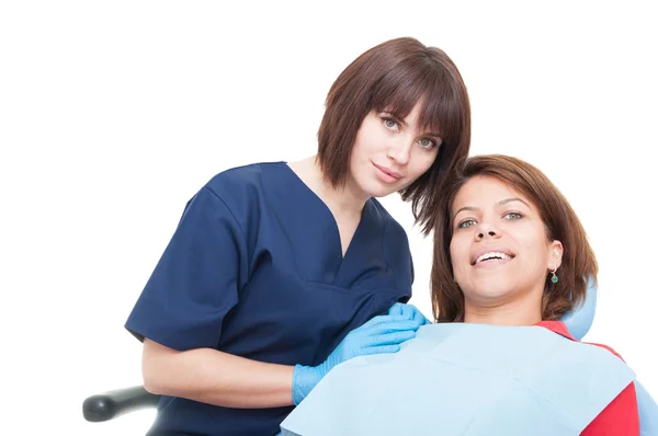 Kobieta dentysty i uspokoić pacjenta — Zdjęcie stockowe