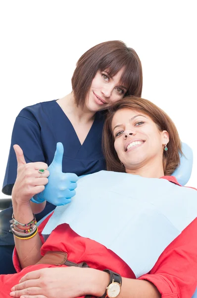 Médica dentista feminina e paciente mostrando polegar para cima — Fotografia de Stock