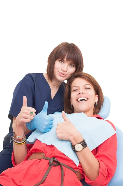 Dentiste et patiente montrant les pouces levés — Photo