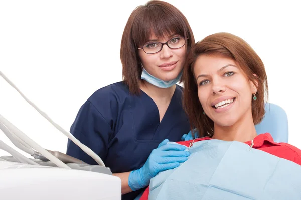 Selbstbewusste Zahnärztin und glückliche Patientin — Stockfoto