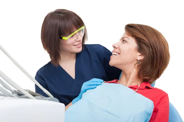 Tandläkare kvinna och patienten tittar på varandra — Stockfoto