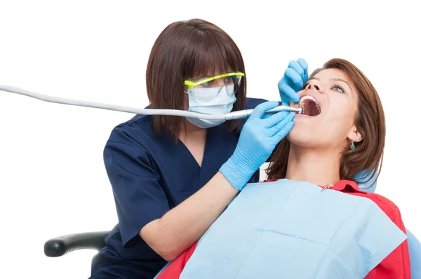 Procédure de perçage dentaire professionnelle sur les dents supérieures — Photo