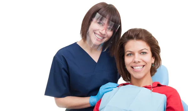 Mulher dentista e paciente sorrindo — Fotografia de Stock