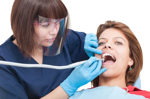 Procedimiento de perforación en el dentista — Foto de Stock