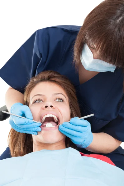 Vista frontal del paciente femenino en el consultorio del dentista — Foto de Stock