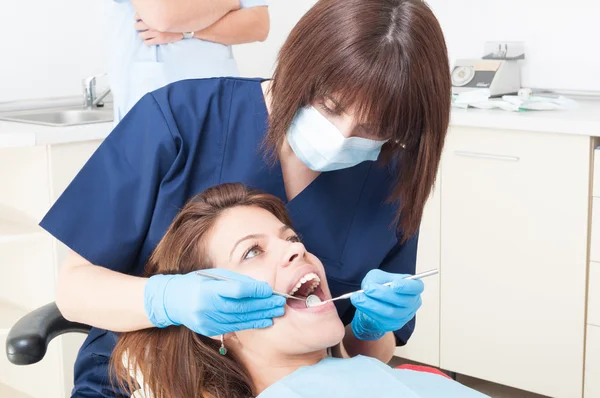 Igienista orale sul lavoro — Foto Stock
