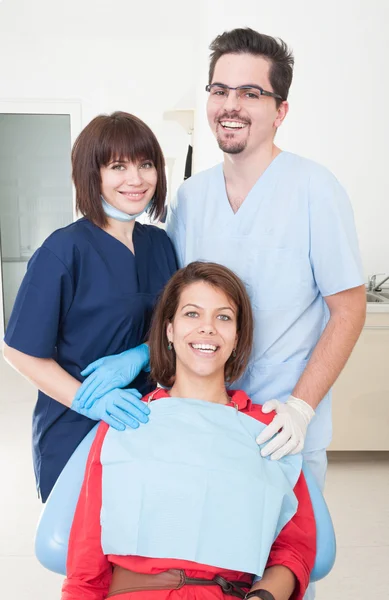 Mulher dentista feliz, assistente e paciente — Fotografia de Stock