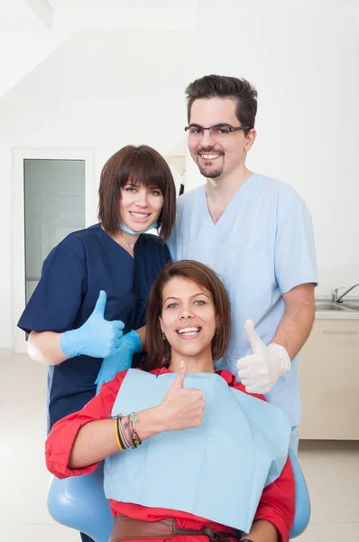 Equipe dentária e paciente com polegar para cima — Fotografia de Stock