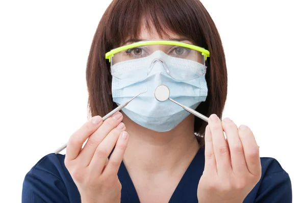 Mujer dentista con gafas y herramientas de sujeción — Foto de Stock