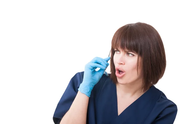 Mujer dentista divertida simulando una llamada telefónica — Foto de Stock