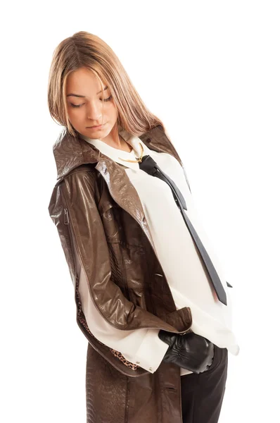 Ženský model nosí koženou bundu pózuje — Stock fotografie