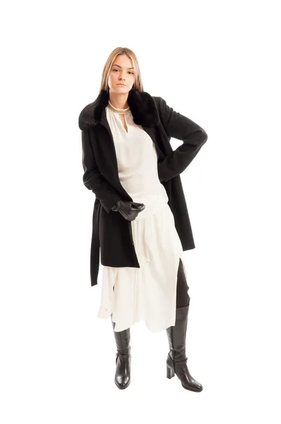 Ženský model nosí černý vlněný kabát, na bílých šatech — Stock fotografie
