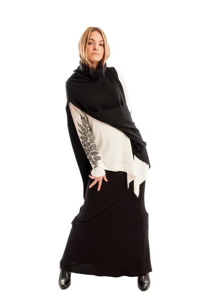 Modelo feminino bonita vestindo vestido preto casual longo — Fotografia de Stock