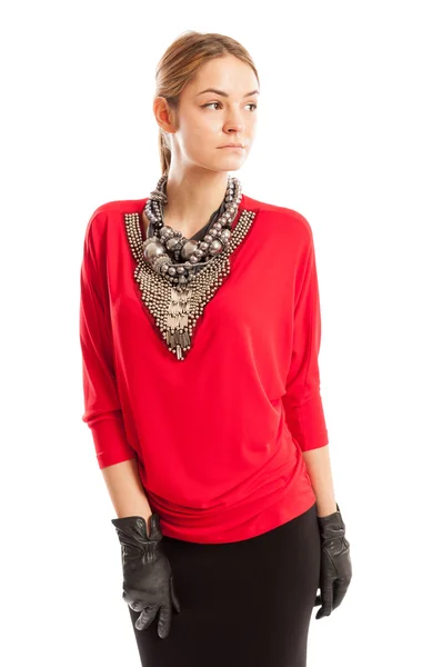 Blusa roja, falda negra, guantes de cuero y accesorios metálicos — Foto de Stock