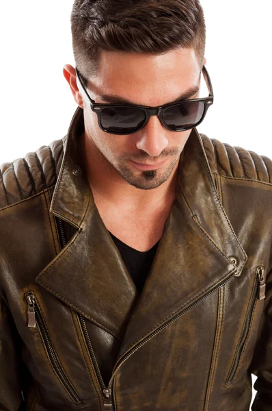 Kötü bir çocuk gibi davranan yakışıklı adam