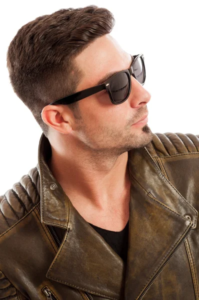 Handsome man wearing leather jacket and sunglasses — Stock Photo, Image