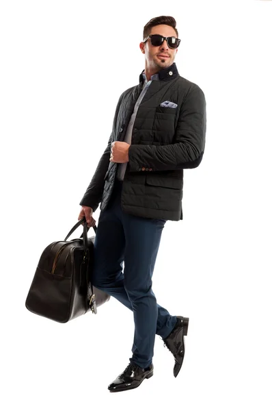 Uomo d'affari pronto a viaggiare in posa — Foto Stock
