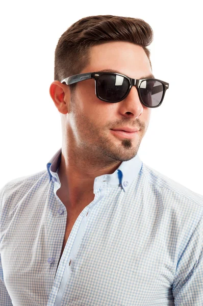Bonito homem vestindo camisa aberta e óculos de sol — Fotografia de Stock