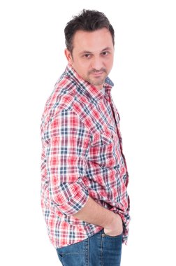 Brunet erkek kareli gömlek ve pantolon giyiyor