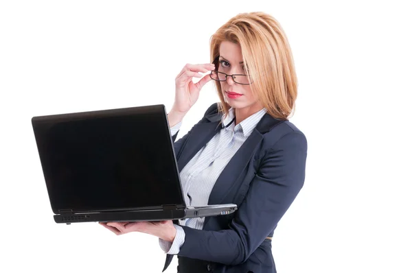 Kinky affärskvinna lyfter hennes glasögon — Stockfoto
