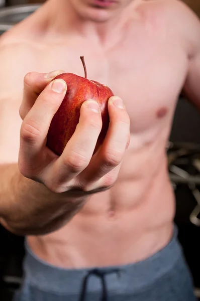 Fit man knijpen een rode appel — Stockfoto