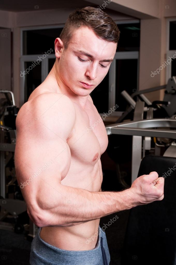 Effektiv Tilskud slag Stærk bodybuilder bøjer biceps — Stock-foto © catalin205 #65370605