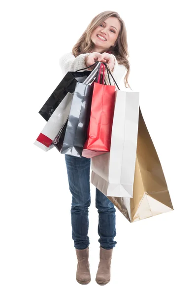 Schattig winkelen meisje tonen de shopping tassen — Stockfoto