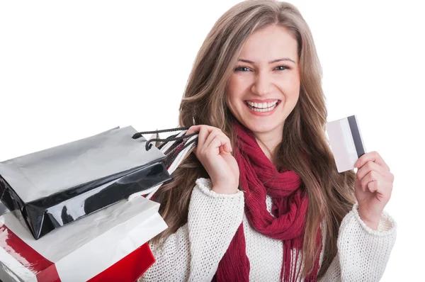 Menina de compras feliz segurando um cartão de crédito — Fotografia de Stock