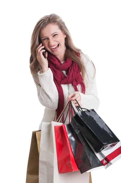 Девушка из магазина смеется по телефону — стоковое фото