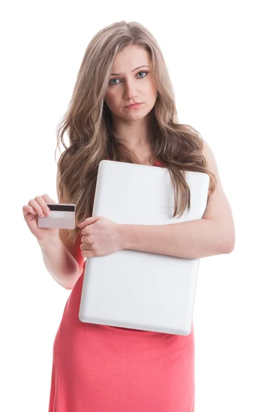 Chica decepcionada sosteniendo portátil y tarjeta de crédito — Foto de Stock