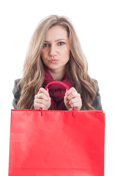 Милая и очаровательная женщина с красной сумкой для покупок — стоковое фото