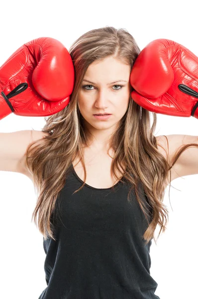 Retrato de uma bela mulher usando luvas de boxe — Fotografia de Stock