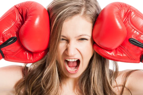 Weibliches Model mit roten Boxhandschuhen schreit oder schreit — Stockfoto