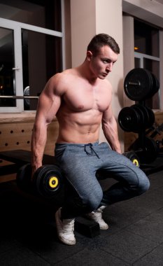 Genç kaslı erkek duygu tespit